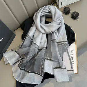 Écharpe classique en soie gris argenté pour femme avec lignes géométriques et mesh patchwork