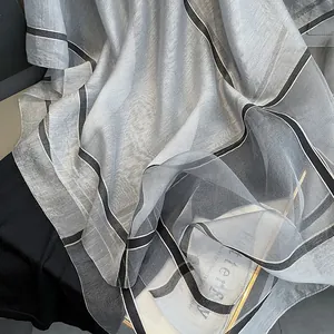 Élégant foulard en soie argentée avec bordure rayée noire et blanche pour un style de luxe