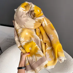 Détail d'une écharpe fleurie jaune au toucher cachemire avec franges et tissage jacquard