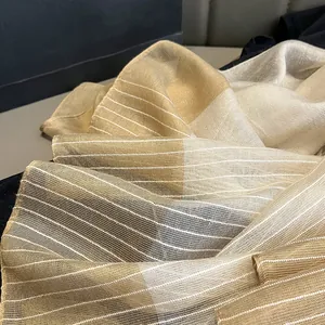 Écharpe élégante en soie et laine à rayures dorées et beige avec texture scintillante