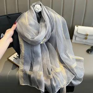 Châle en soie gris argenté à rayures dorées avec accessoires de luxe et pochette