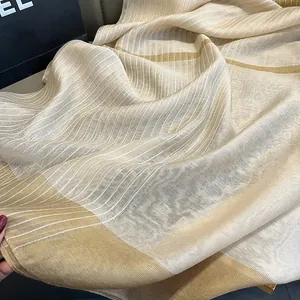 Gros plan d'une écharpe légère en soie et laine avec rayures élégantes et texture fluide