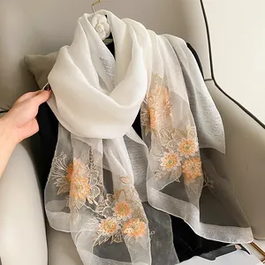 Écharpe élégante en soie et laine avec broderie florale orange et perles fines
