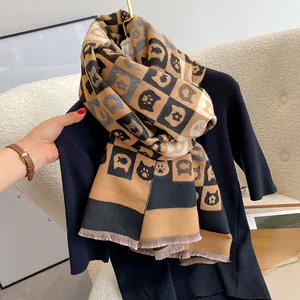 Écharpe à damier marron et noir avec motifs de chats et détails de franges