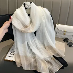 Élégante écharpe en soie et laine ivoire avec motif rayé kaki pour un look chic