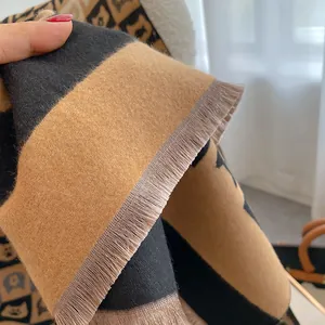 Détail de l'écharpe en cachemire synthétique doux avec motifs chats mignons et franges