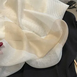 Vue rapprochée d'une écharpe en soie et laine semi-transparente avec rayures et texture