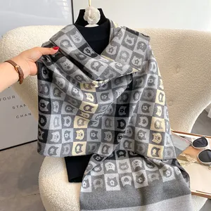 Détail du motif d'écharpe à carreaux imitation cachemire avec chat et broderie fleur