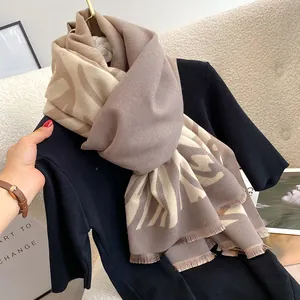 Sciarpa pashmina motivo zebrato in tonalità beige e cammello con frange sottili