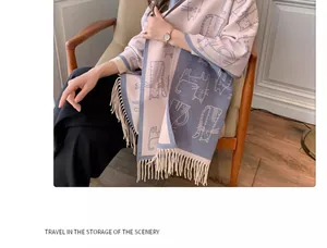 Détail de l'écharpe rose et bleue montrant la texture douce et le motif chat