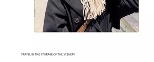 Détail d'une écharpe beige à franges assortie à un manteau noir et lanière en cuir
