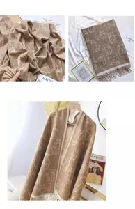 Détails d'une écharpe beige douce avec motifs de chats blancs et bord à franges