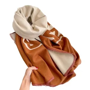 Elegant double-sided cashmere-feel scarf with geometric letters in caramel and beige
