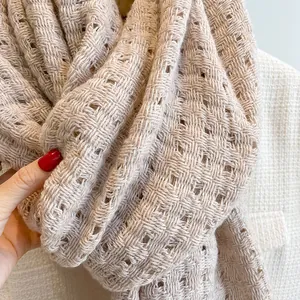 Modieuze holgebreide wollen damessjaal in beige met dikke warme zachte textuur