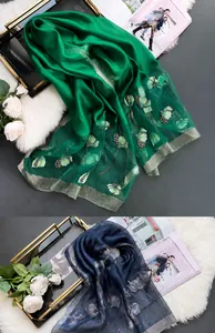 Détail de foulards en soie mélangée avec broderie papillon et bordures dorées