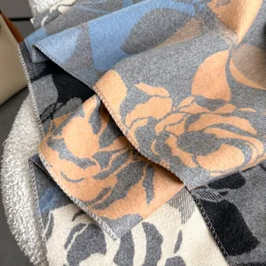 Dettaglio macro del tessuto effetto cashmere con motivo floreale astratto e bordi
