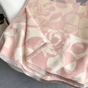 Dettaglio macro della sciarpa in cashmere jacquard floreale con bordi a frange