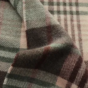 Close-up van een klassieke wollen geruite sjaal met donkergroene en koffiebruine patronen