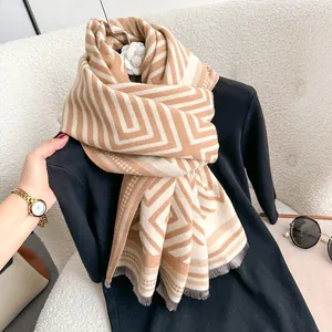 Dicker Schal mit geometrischem Gittermuster in Kamel und Beige mit Fransen