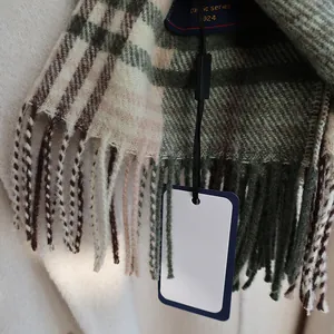Detail van wollen geruite sjaal met Classic series label en zachte franje-afwerking