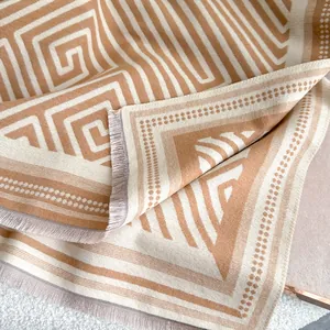 Nahaufnahme des Kamel-Beige-Labyrinthmusters Kaschmirschal mit feinen Fransendetails
