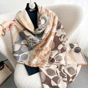 Dettaglio di sciarpa morbida effetto cashmere con grande motivo a fiori e frange