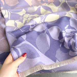 Sciarpa da donna simil cashmere con grande motivo floreale e frange delicate