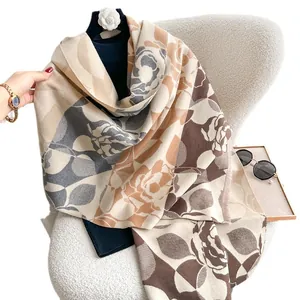 Sciarpa elegante con fiori effetto cashmere e nappe nei toni beige e marrone