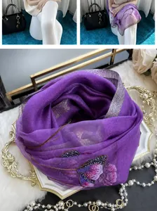 Détails de broderie de motifs floraux violets et papillons sur écharpe en soie