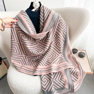 Extra großer Kaschmir-Imitat Schal mit Labyrinth-Muster in Rosa und Dunkelgrau