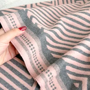 Nahaufnahme des Schals mit rosa-grauem Labyrinth-Muster und dicker Kaschmir-ähnlicher Textur