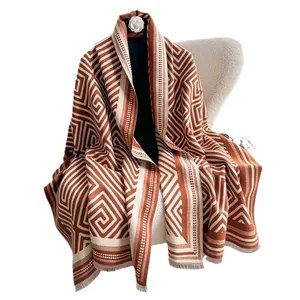 Schal mit Labyrinth-Muster in Karamell und Beige mit Fransen am Saum