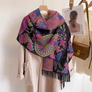 Détail d'une écharpe jacquard bohème vintage avec franges sur manteau beige