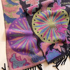Détails du motif jacquard coloré et franges noires sur un châle d'hiver épais
