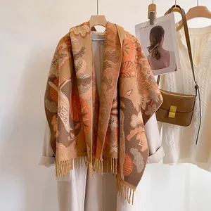 Châle ethnique à franges avec motif de feuilles caramel en maille épaisse de cachemire