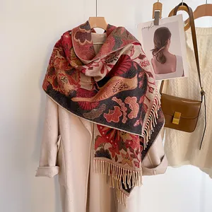 Châle ethnique jacquard à fleurs et oiseaux avec franges sur manteau d'hiver