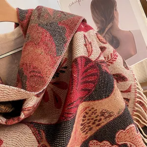 Gros plan sur le motif jacquard vintage et les détails de franges du châle d'hiver