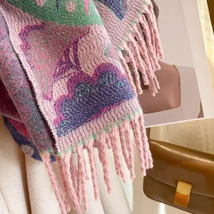Vue détaillée de l'écharpe épaisse en jacquard avec motifs floraux roses et franges