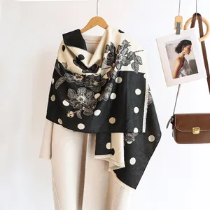 Écharpe élégante toucher cachemire à pois et fleurs en noir et blanc avec franges