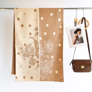 Détail de l'écharpe motif floral à pois avec franges élégantes et toucher cachemire doux
