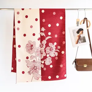 Détail du motif à pois bicolores et fleurs vintage sur écharpe douce en cachemire