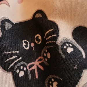 Écharpe beige pour femme avec motifs de chats noirs mignons et détails de nœuds roses