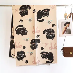 Détail de l'écharpe beige avec motifs chats, finitions franges et tissage jacquard