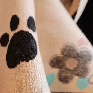 Imprimé pattes de chat et fleurs sur écharpe pashmina beige avec texture douce