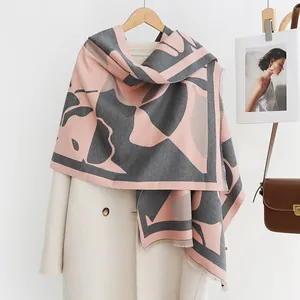 Roze en grijze sjaal met bloemenpatroon van imitatie kasjmier met franjes op witte jas