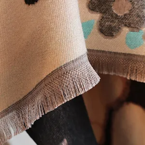 Vue macro de l'écharpe en tricot épais avec motifs de chat et détails de franges