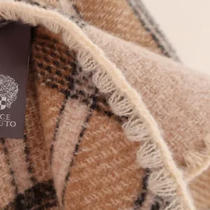 Scialle classico a scacchi tipo cashmere con frange e etichetta di marca premium