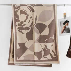 Detail van een bloemen kasjmier sjaal met franjes en een modern abstract patroon