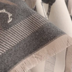 Détail de l'écharpe en cachemire imitation avec texture sergée et franges