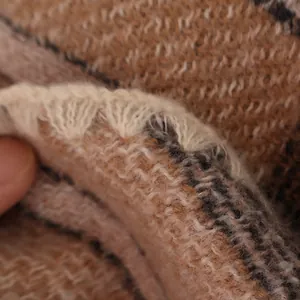 Macro di sciarpa in finto cashmere a quadri con texture morbida e bordo a punto festone